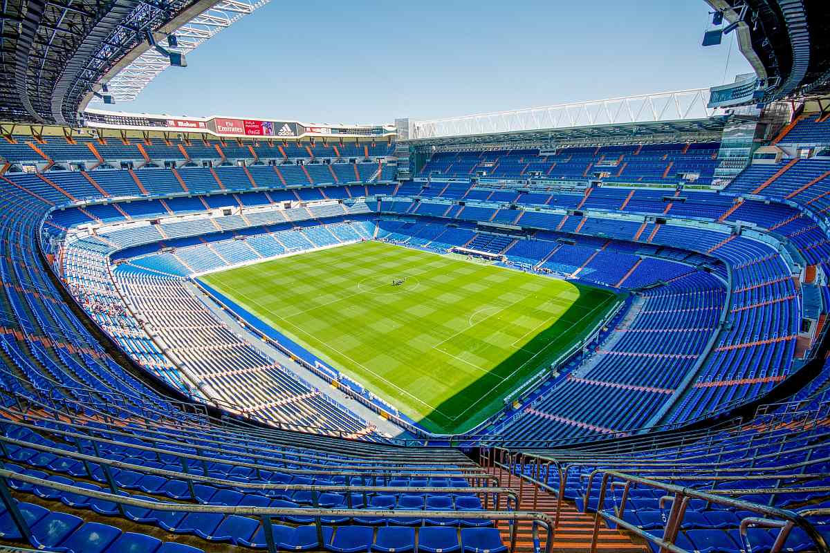 Stadion de fotbal cu tribune